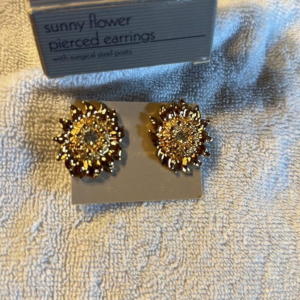 Avon Vintage (1991) Sunny Flower Gold Tone and Crystal Pierced Earrings - Picture 2 of 5